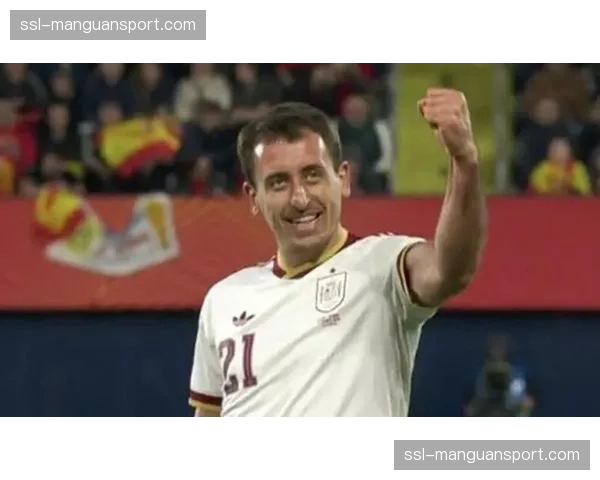 奥亚萨瓦尔传中能有效绕过防守球员找到队友跑动路线